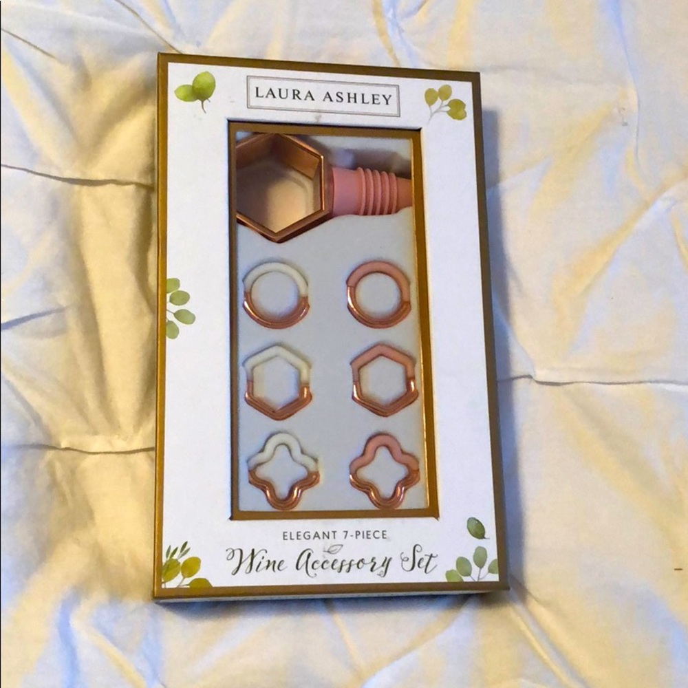 Laura Ashley 7 piece wine accessory kit